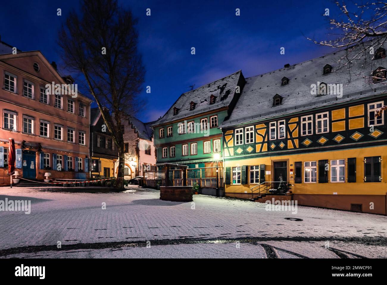 Das Viertel Hoechst mit seiner Burg, der Makantturm, Fachwerkhäuser und der Schlossplatz. Im Winter zur blauen Stunde im Schnee. Frankfurt Stockfoto