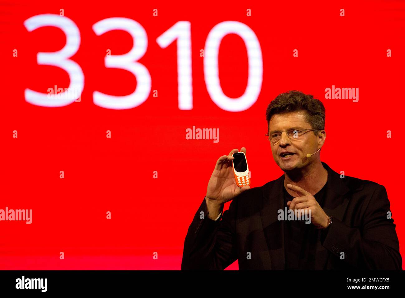 Arto Nummela, Chief Executive Officer at HMD Global, shows the new re-launched Nokia 3310 phone, ahead of Monday's opening of the Mobile World Congress wireless show in Barcelona, Spain, Sunday, Feb. 26, 2017. Finland-based HMD Global is re-launching the simple Nokia 3310 model along with unveiling three new devices at Mobile World Congress in Barcelona. (AP Photo/Emilio Morenatti) Stockfoto