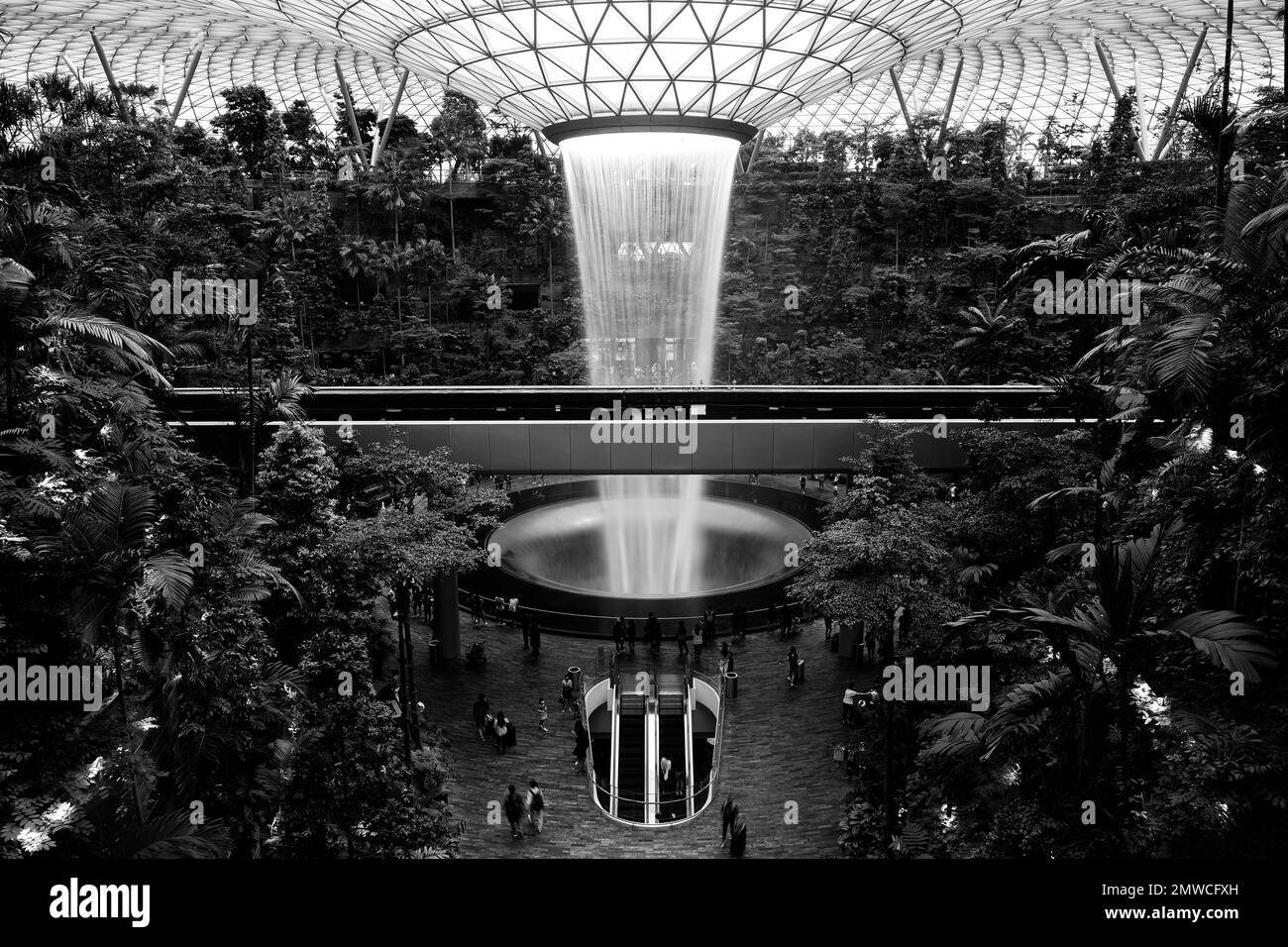 Passagiere bewundern Moshe Safdies „Juwel“ auf Singapurs Changi International Airport Stockfoto