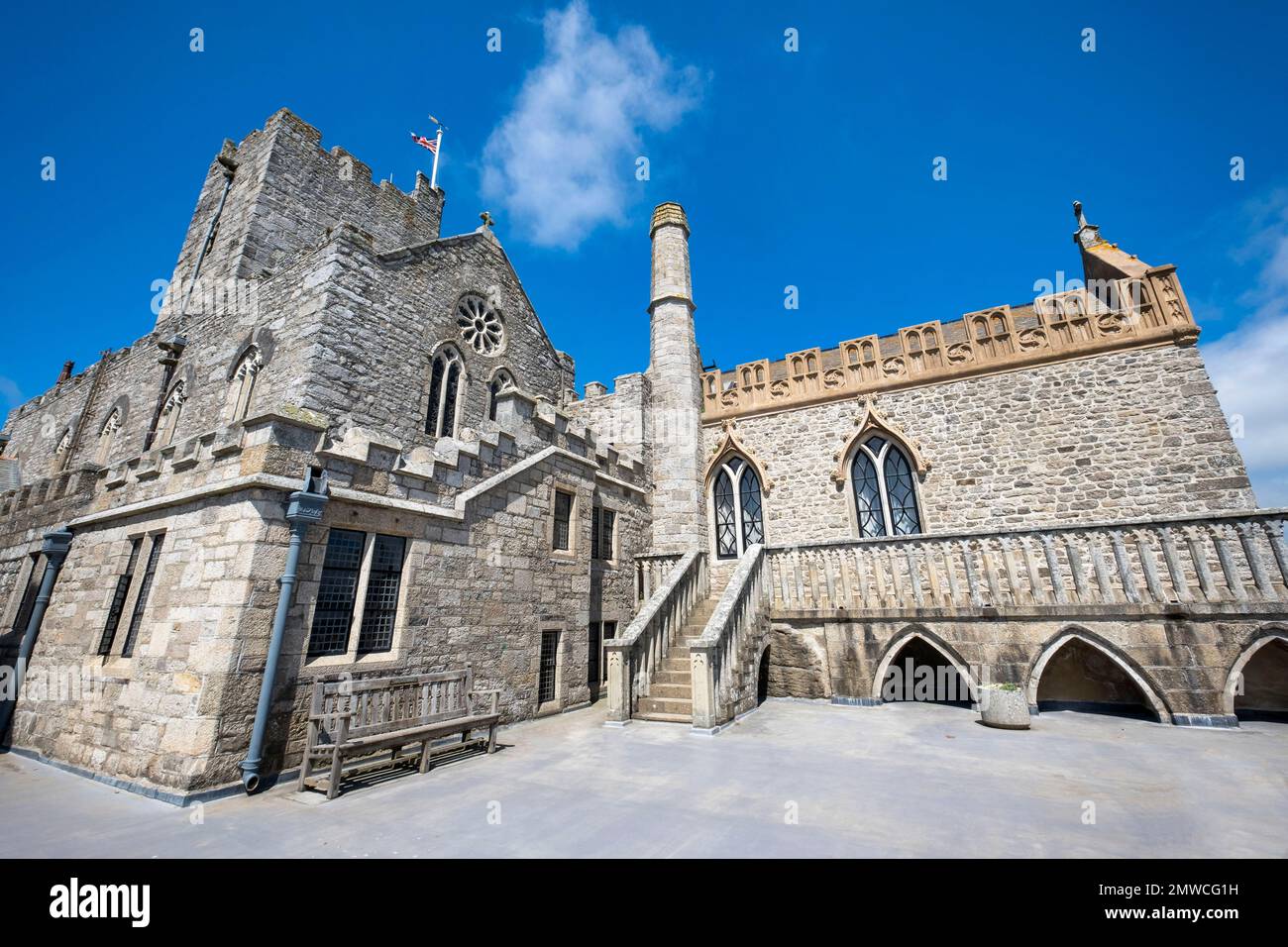 Der Innenhof und die Kirche im Inneren des Schlosses auf der Insel Saint Michael's Mount, Cornwall, England Stockfoto