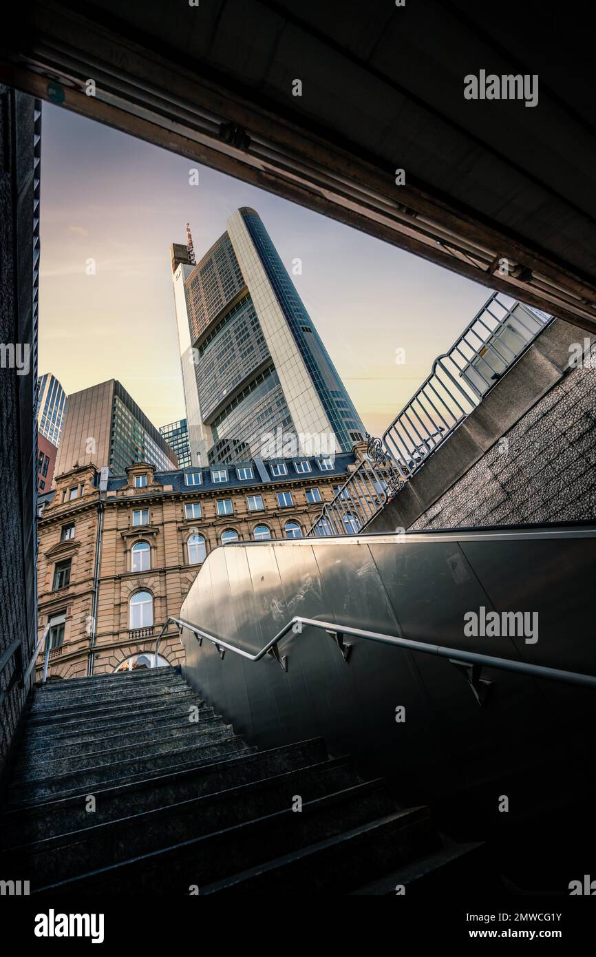 U-Bahn-Ausgang, Blick auf den Commerzbank Tower, Hochhaus, Frankfurt am Main, Hessen, Deutschland Stockfoto