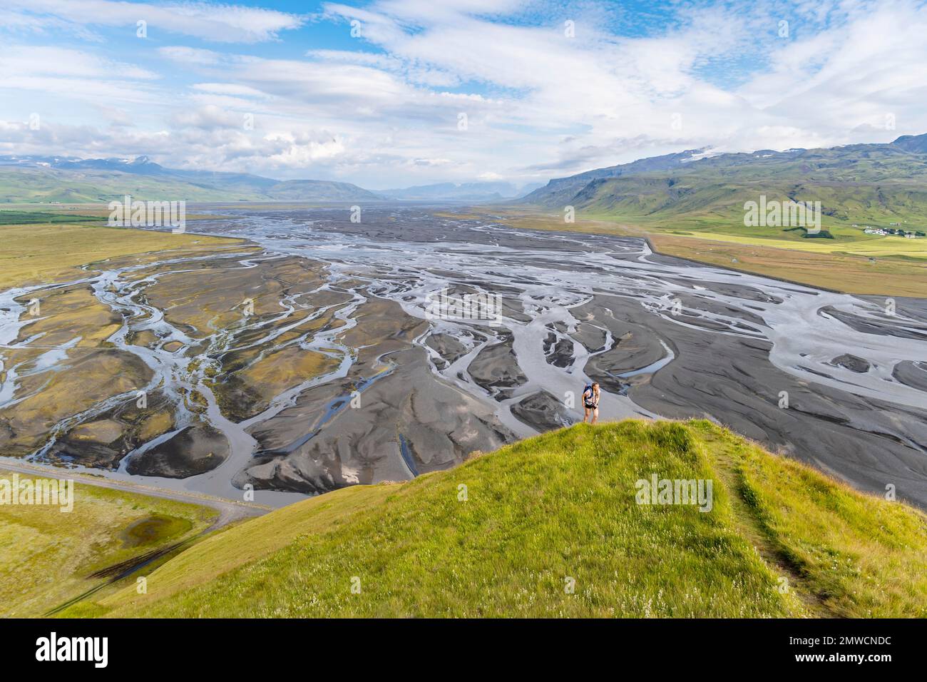 Wandern auf einem Hügel, Blick auf Schwemmland und Flusslandschaft, Flussmander, Dimonarhellir, Suourland, Island Stockfoto