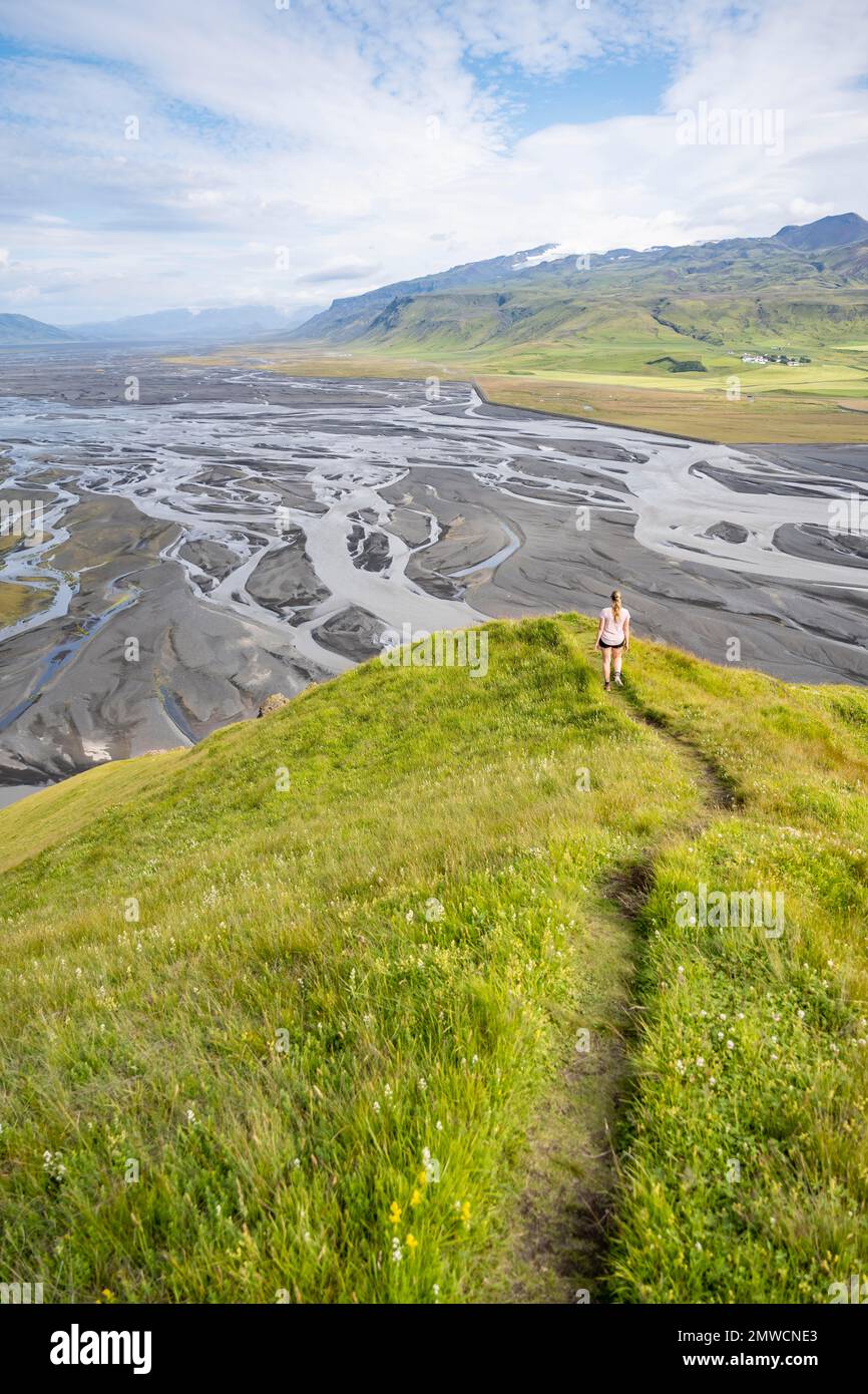Wandern auf einem Hügel, Blick auf Schwemmland und Flusslandschaft, Flussmander, Dimonarhellir, Suourland, Island Stockfoto