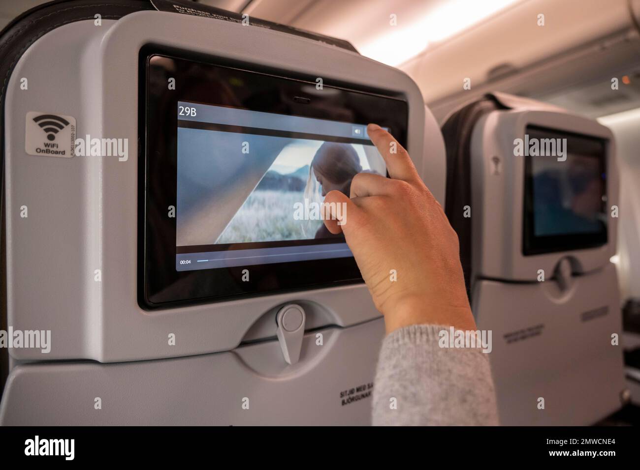 Handbedienbarer Computerbildschirm, Entertainment, Sitzreihen in einem Flugzeug Stockfoto