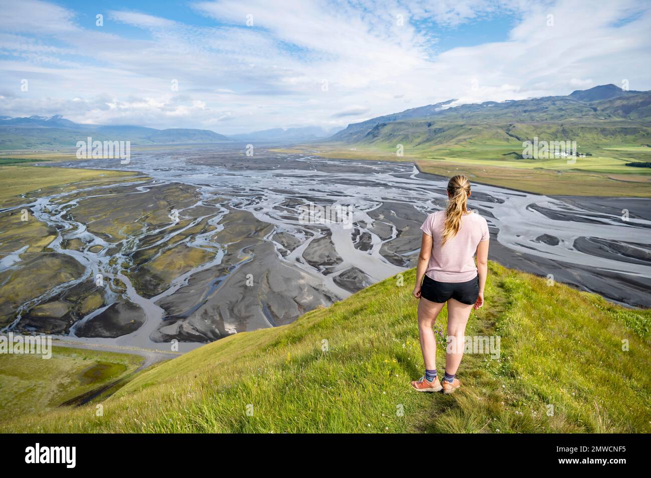 Wandern auf einem Hügel, Blick auf Schwemmland und Flusslandschaft, Flussmander, Dimonarhellir, Suourland, Island Stockfoto