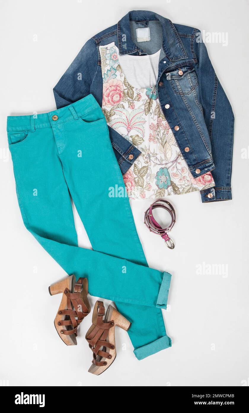 Damenbekleidung; Set: Hose, Jacke, Bluse, Gürtel, Und Schuhe auf weißem Hintergrund. Stockfoto