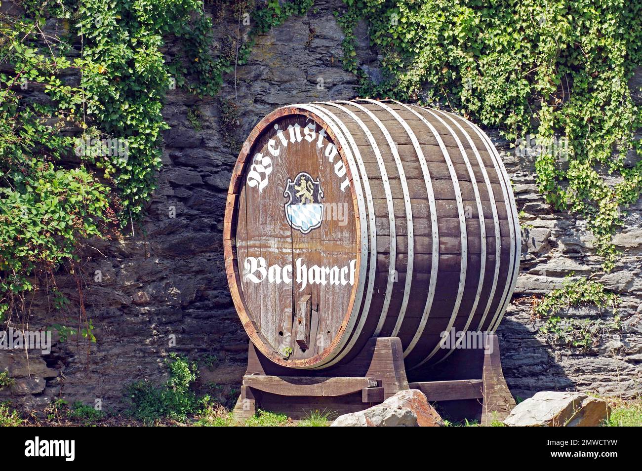 Großes Weinfass an einer Steinmauer, Wahrzeichen, Bacharach, Rhein, Rhein, Rheinland-Pfalz, Deutschland Stockfoto