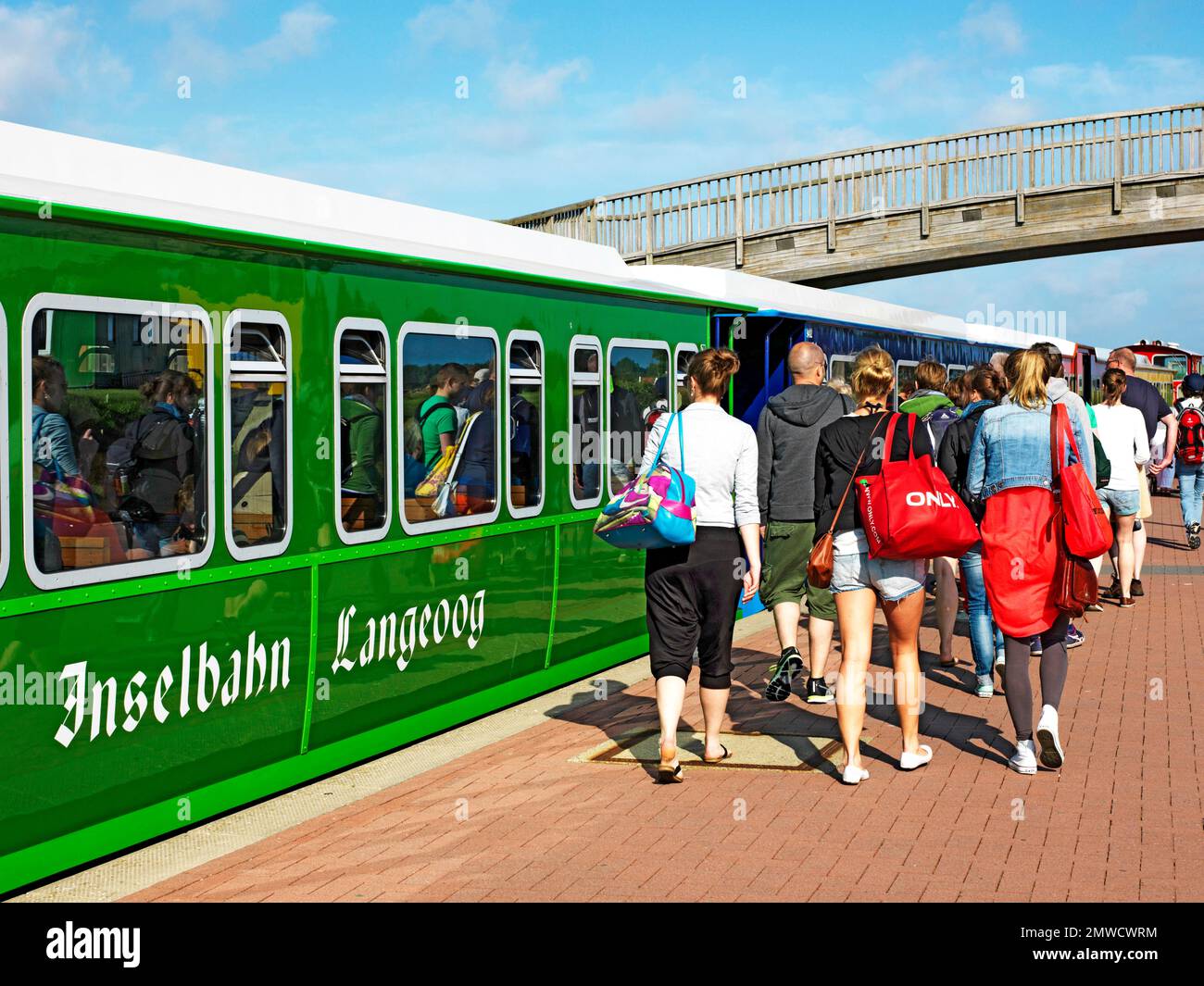 Touristen auf dem Bahnsteig der Insel, Langeoog, Ostfriesien, Deutschland Stockfoto