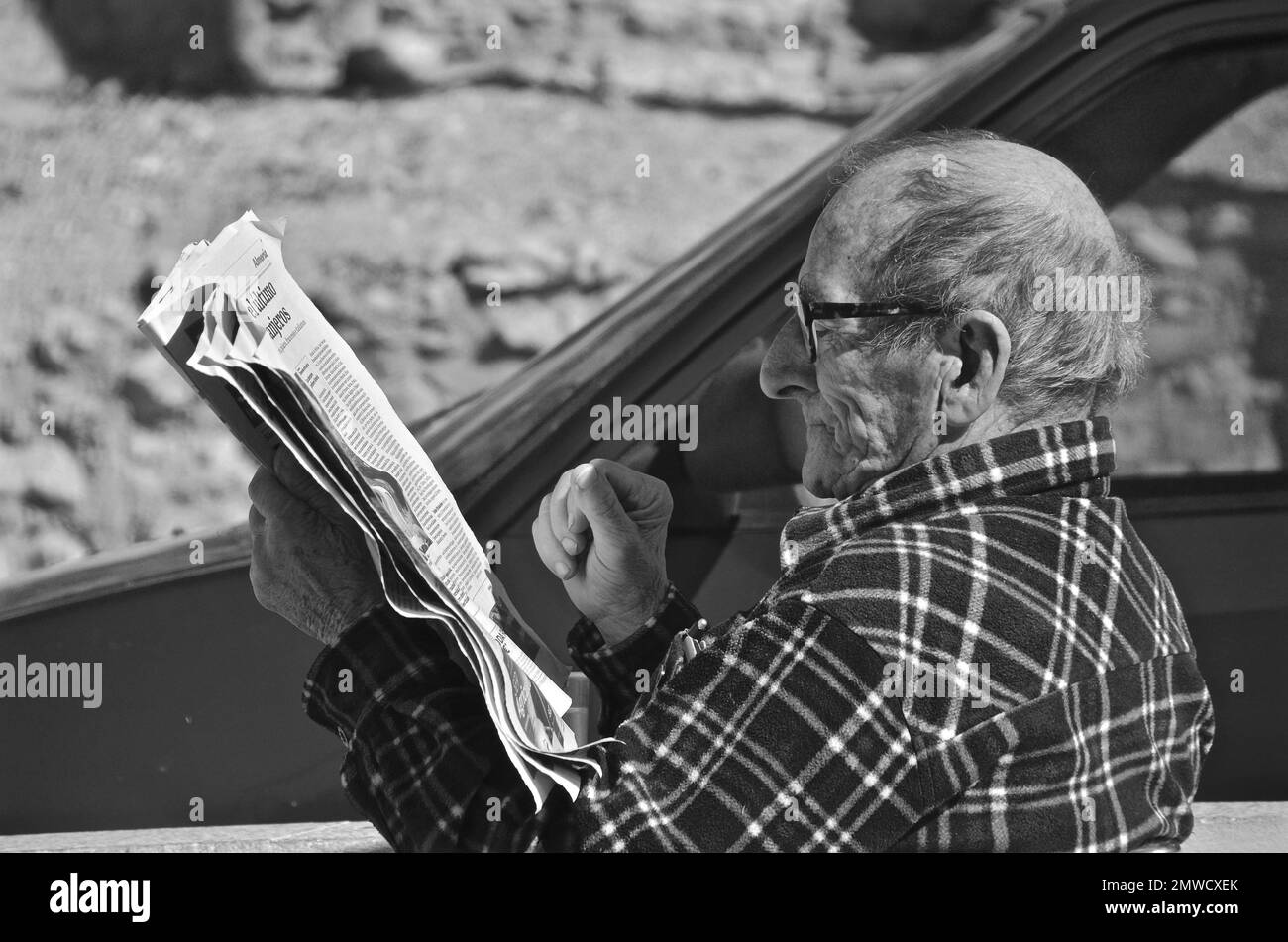 Ein alter Mann mit Brille liest Zeitung im Café Vera, Andalusien, Spanien Stockfoto