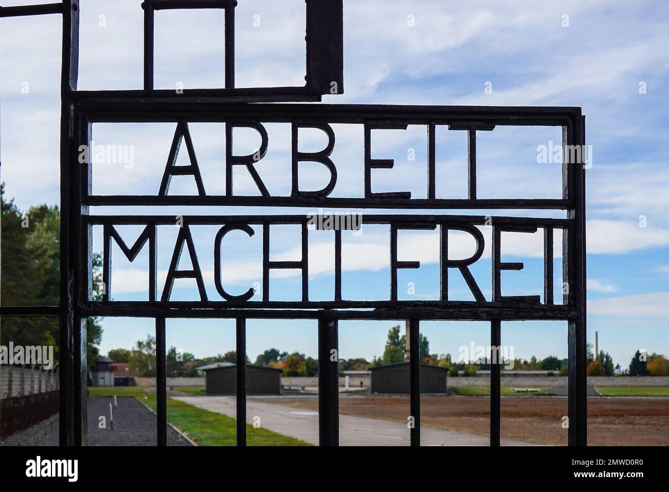Schriftzug Arbeit macht frei (Arbeit macht Sie frei) im Eingangsgebäude zum Gefangenenlager Tower A, Konzentrationslager Sachsenhausen Memorial Stockfoto