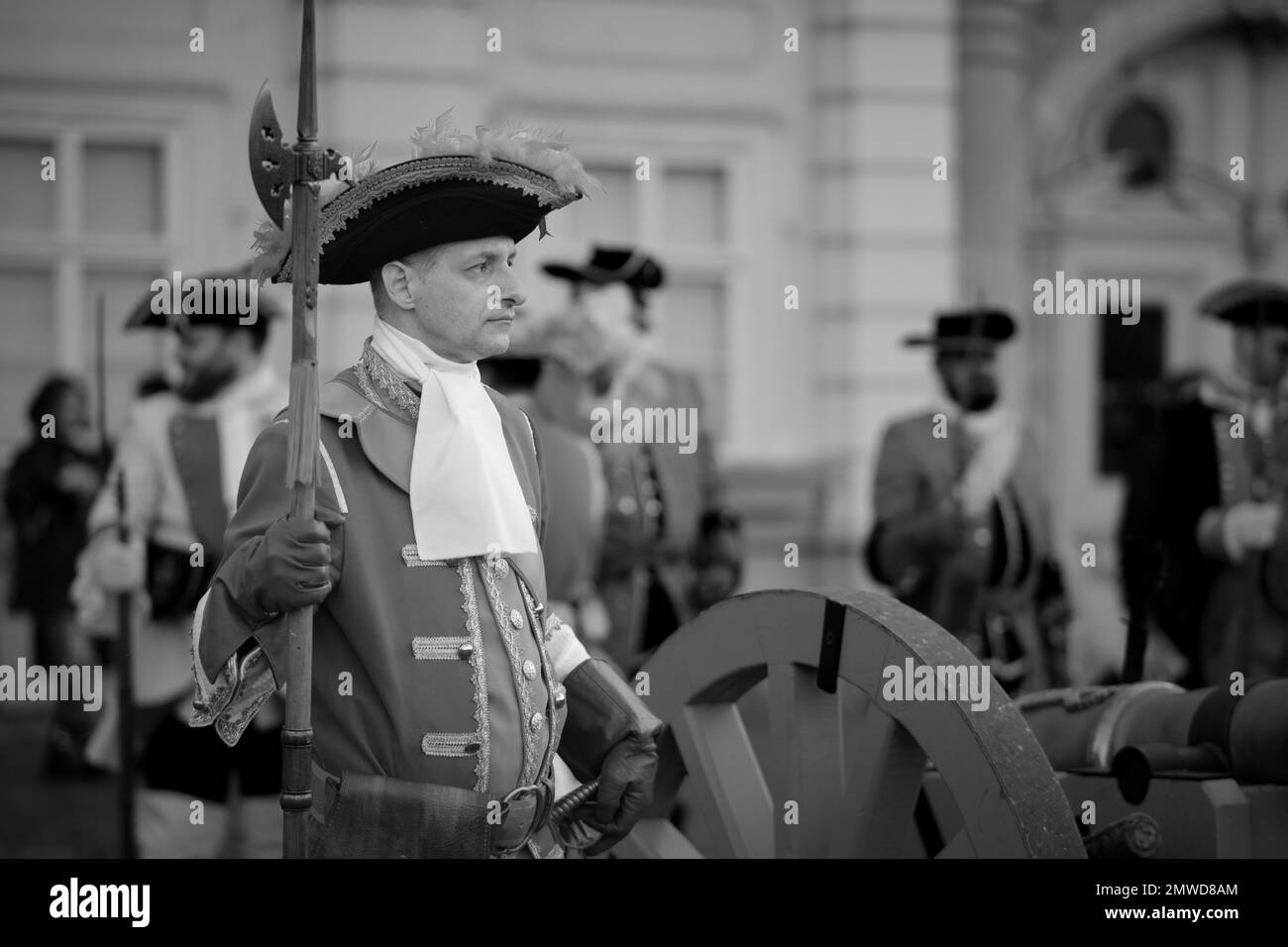 Die Graustufen einer Person in alter Uniform während einer historischen Parade in Timisoara, Rumänien. Stockfoto