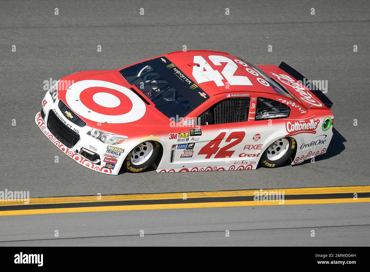 Kyle Larson (42) drives through Turn 4 during a qualifying run for the NASCAR Daytona 500 auto race at Daytona International Speedway in Daytona Beach, Fla., Sunday, Feb. 19, 2017. (AP Photo/Phelan M. Ebenhack) Stockfoto