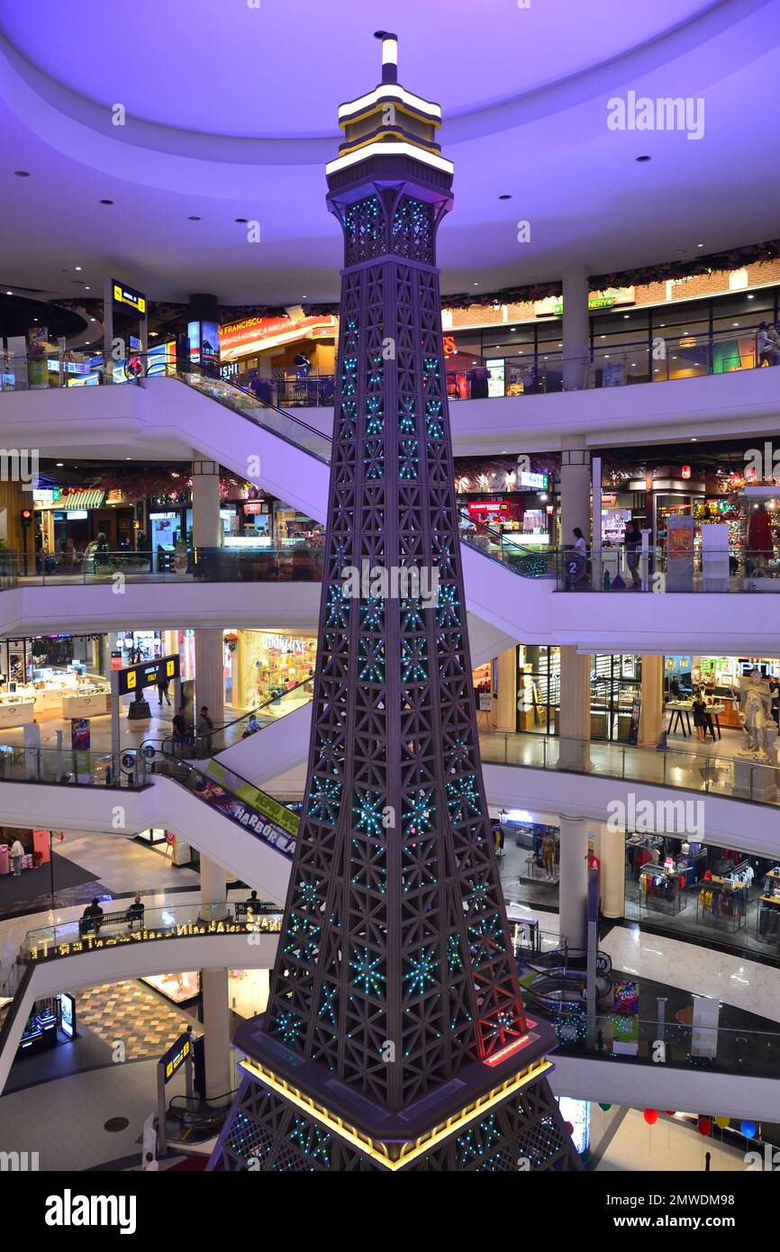 Nachbildung des Eiffelturms im Einkaufszentrum von Terminal 21, Pattaya, Thailand, Asien. Das Einkaufszentrum hat ein internationales Flughafenthema. Stockfoto