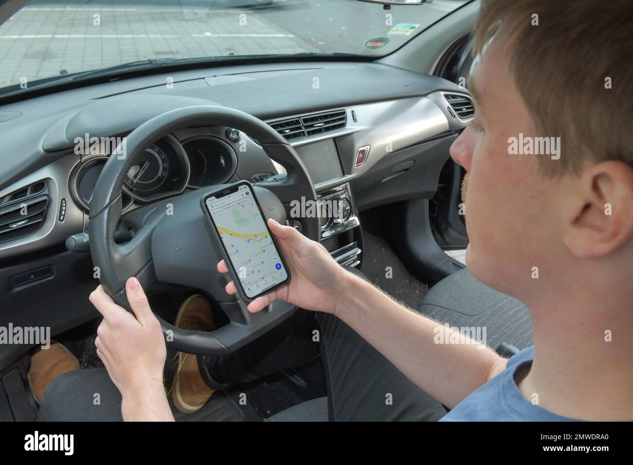 Symbol Foto Mobiltelefon am Lenkrad, Smartphone, Routenplaner, Google Maps Stockfoto