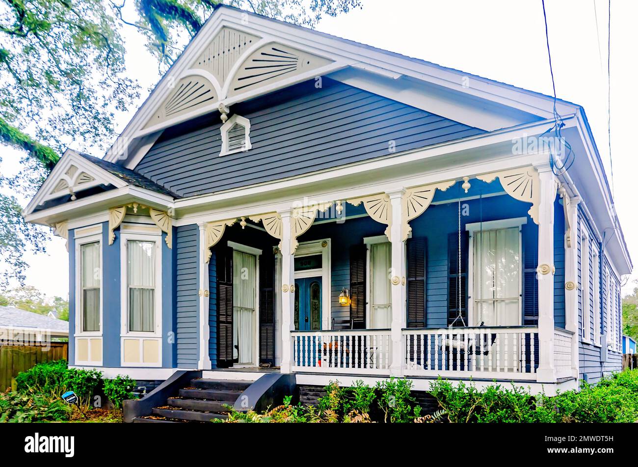 Ein historisches Haus ist in der Augusta Street am 30. Januar 2023 in Mobile, Alabama, zu sehen. Das viktorianische Haus wurde 1884 erbaut. Stockfoto