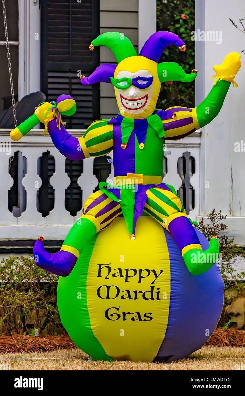 Vor dem Hellen-Croom House in der Augusta Street, 30. Januar 2023, in Mobile, Alabama, wird ein Mardi Gras Jester ausgestellt. Stockfoto