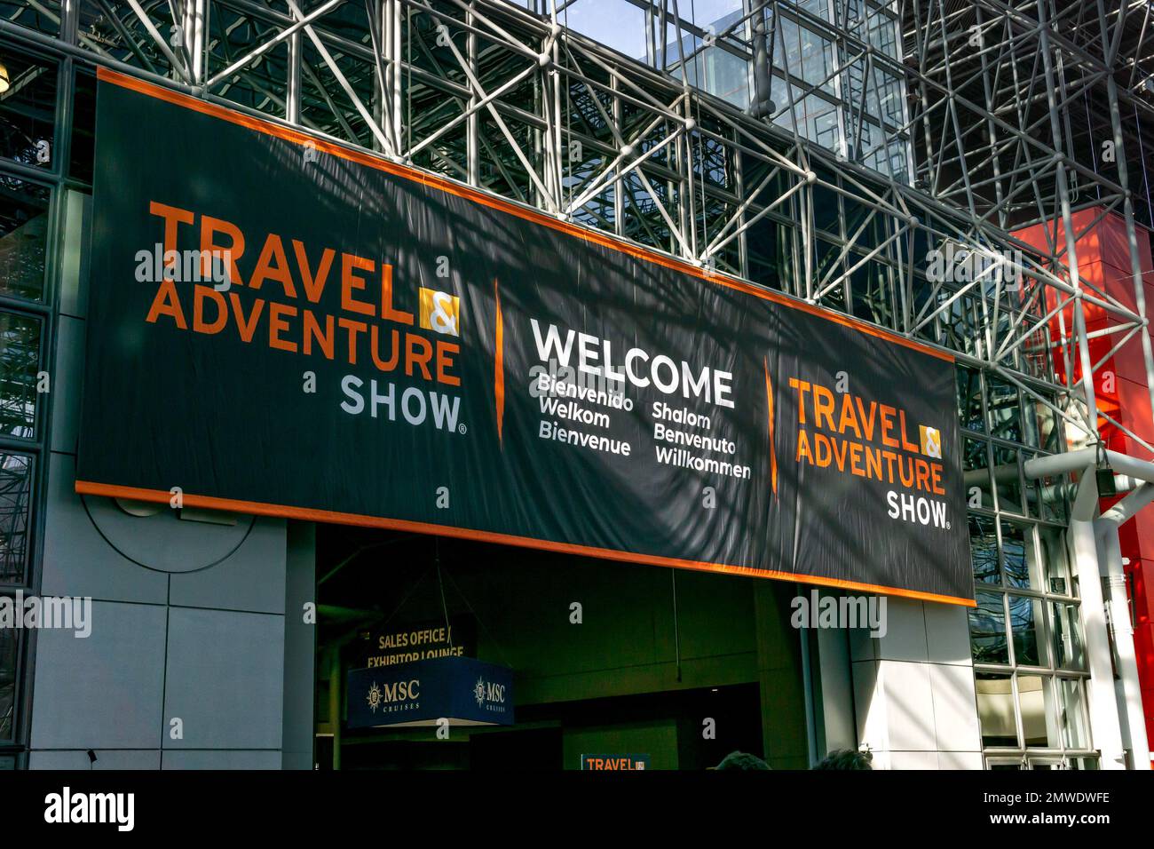 New York, NY - USA - 28. Januar 2023 View of the New York Travel and Adventure Show's Welcome sign; hängt im berühmten Jacob K. Javits Convention Stockfoto