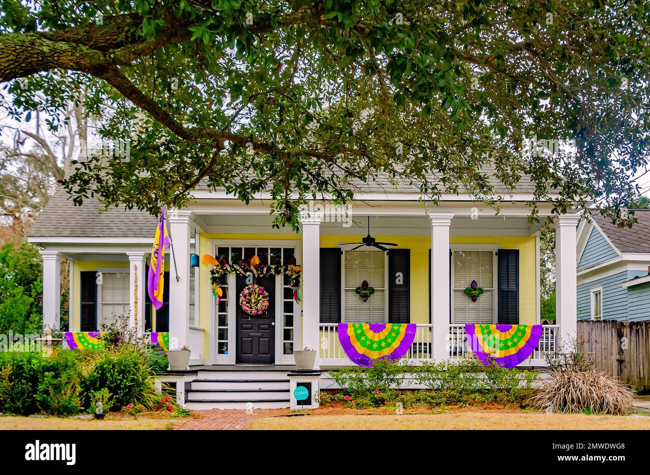 Ein Haus ist dekoriert für Mardi Gras auf der Marine Street, 30. Januar 2023, in Mobile, Alabama. Mobile wurde 1702 von französischen Siedlern gegründet. Stockfoto