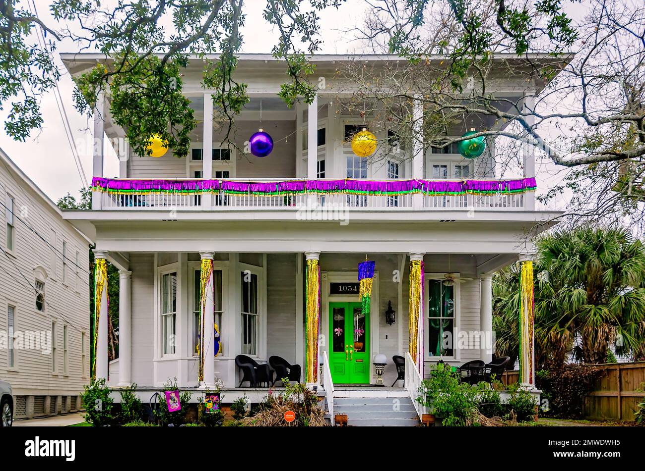 Ein amerikanisches Foursquare Haus ist für den Mardi Gras in der Palmetto Street, 30. Januar 2023, in Mobile, Alabama, dekoriert. Das Haus wurde 1892 erbaut. Stockfoto