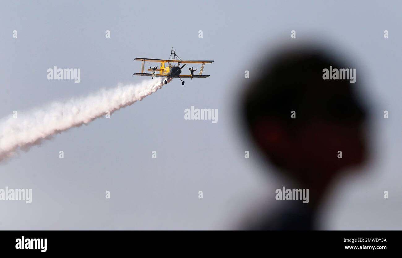 Skycat Wingwalkers from the Scandinavian Airshow aerobatic team perform aerobatic maneuvers on the last day of Aero India 2017 at Yelahanka air base in Bangalore, India, Saturday, Feb. 18, 2017. Aero India is a biennial event with flying demonstrations by stunt teams and militaries and commercial pavilions where aviation companies display their products and technology. (AP Photo/Aijaz Rahi) Stockfoto