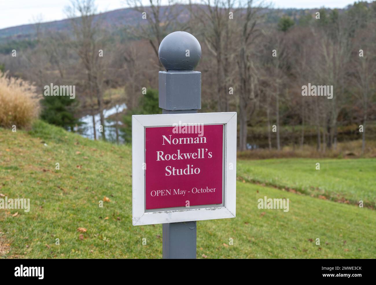 Unterschreiben Sie für das Studio auf dem Gelände des Norman Rockwell Museums. Stockfoto