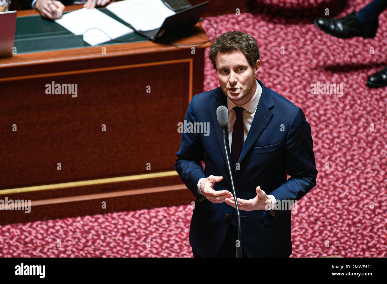 Paris, Frankreich, am 1. Februar 2023. Französischer Nachwuchsminister für Verkehr, Clement Beaune, anlässlich einer Fragestunde an die Regierung im französischen Senat (Palais du Luxembourg) am 1. Februar 2023 in Paris, Frankreich. Foto: Victor Joly/ABACAPRESS.COM Stockfoto