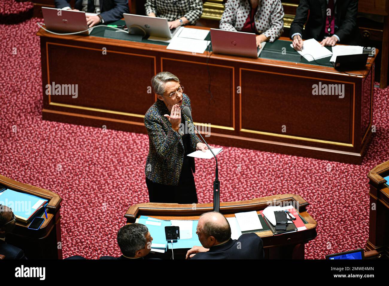Paris, Frankreich, am 1. Februar 2023. Premierministerin Elisabeth hat während einer Fragestunde an die Regierung im französischen Senat (Palais du Luxembourg) am 1. Februar 2023 in Paris, Frankreich, gesprochen. Foto: Victor Joly/ABACAPRESS.COM Stockfoto