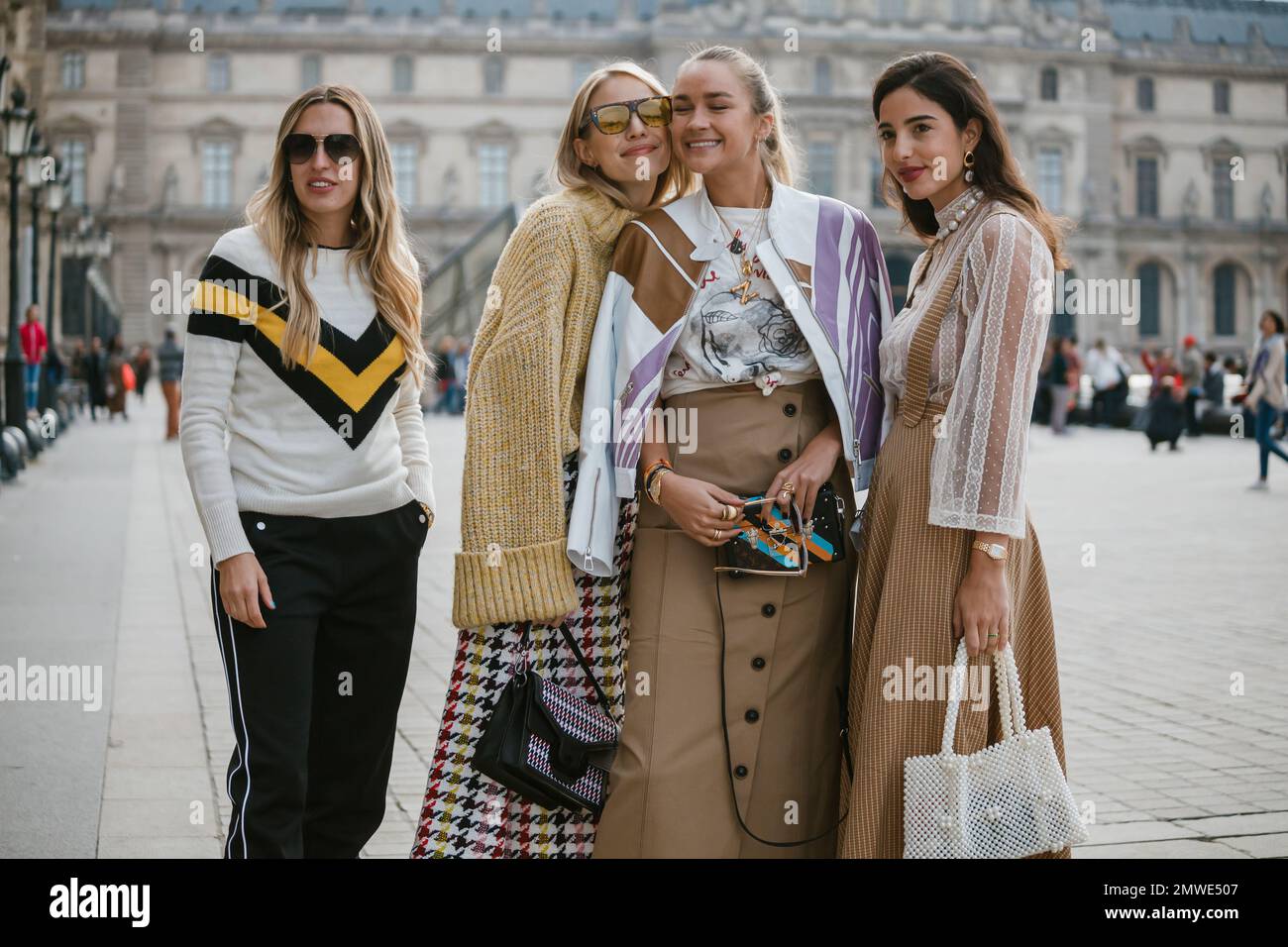 Gäste, die während der Paris Fashion Week im Frühling 2019 jeweils eine Vorstellung vor sich haben Stockfoto