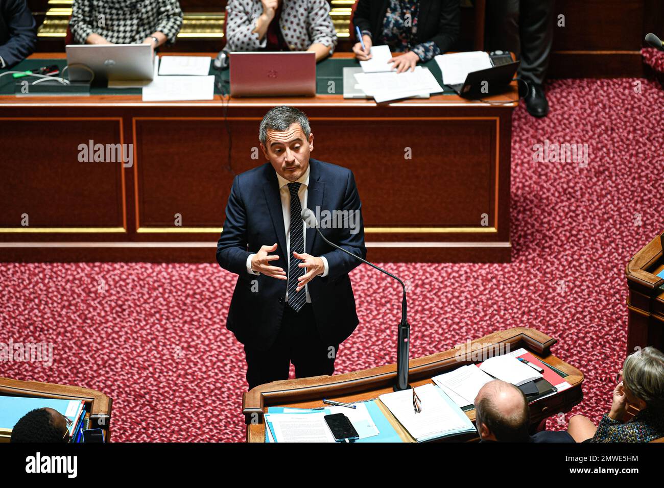 Paris, Frankreich, am 1. Februar 2023. Innenminister Gerald Darmanin während einer Fragestunde an die Regierung im französischen Senat (Palais du Luxembourg) am 1. Februar 2023 in Paris, Frankreich. Foto: Victor Joly/ABACAPRESS.COM Stockfoto