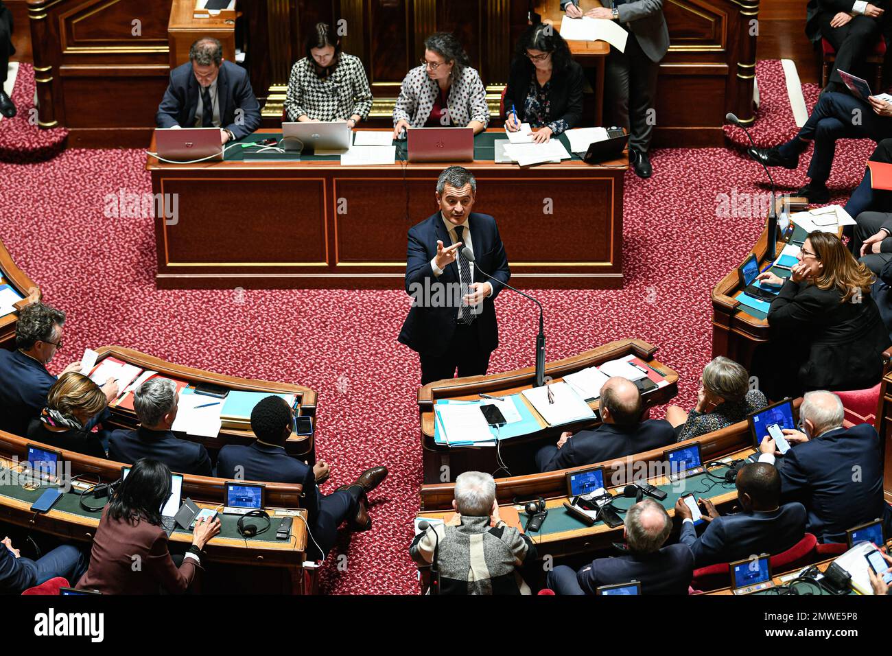 Paris, Frankreich, am 1. Februar 2023. Innenminister Gerald Darmanin während einer Fragestunde an die Regierung im französischen Senat (Palais du Luxembourg) am 1. Februar 2023 in Paris, Frankreich. Foto: Victor Joly/ABACAPRESS.COM Stockfoto