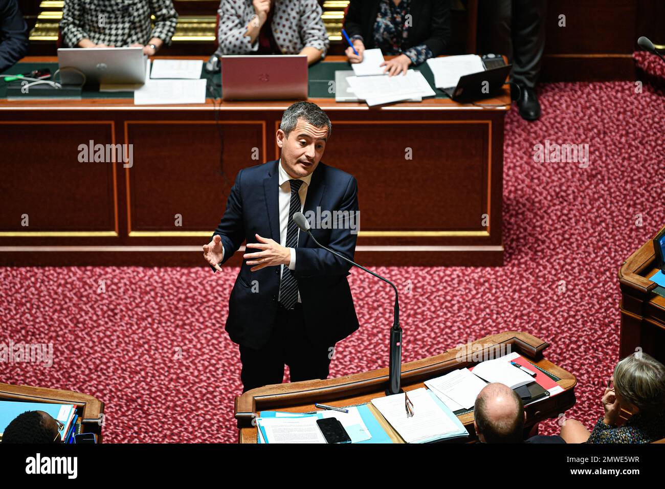 Paris, Frankreich, am 1. Februar 2023. Innenminister Gerald Darmanin während einer Fragestunde an die Regierung im französischen Senat (Palais du Luxembourg) am 1. Februar 2023 in Paris, Frankreich. Foto: Victor Joly/ABACAPRESS.COM Stockfoto