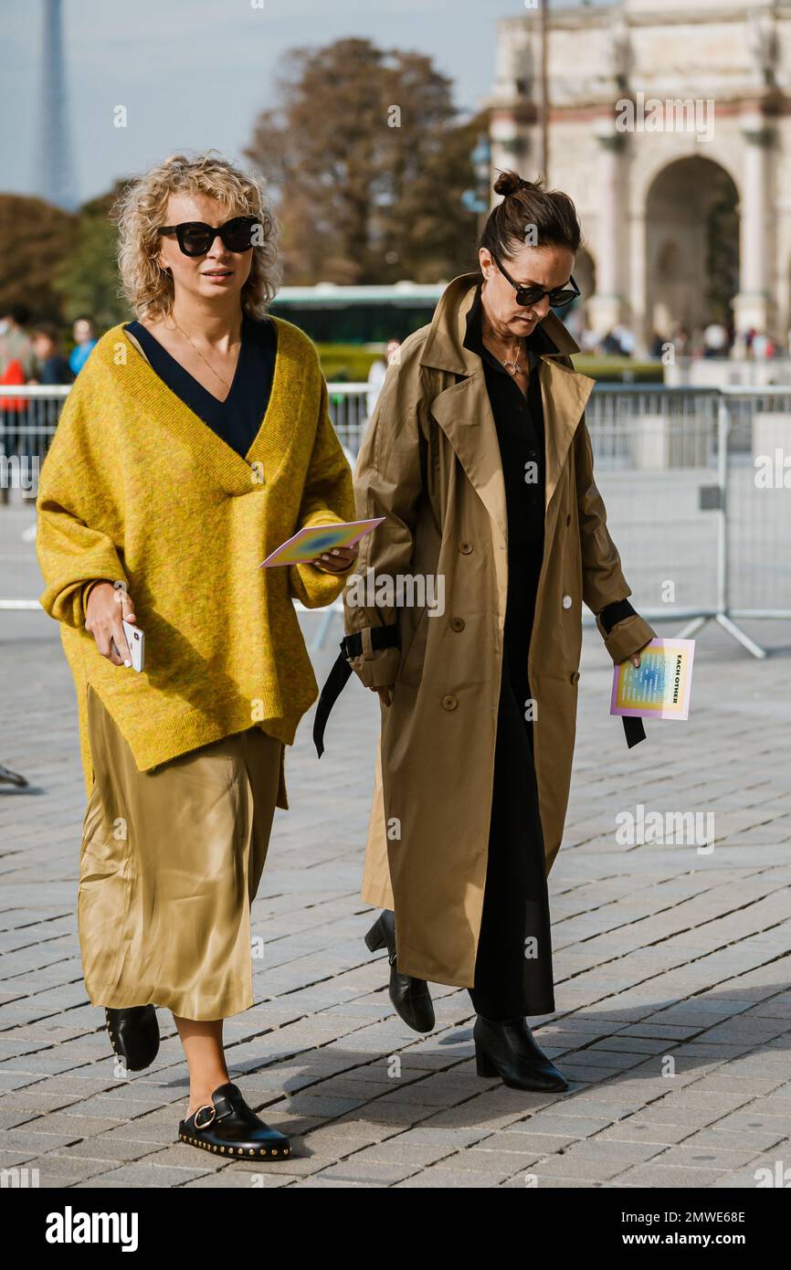 Gäste, die während der Paris Fashion Week im Frühling 2019 jeweils eine Vorstellung vor sich haben Stockfoto