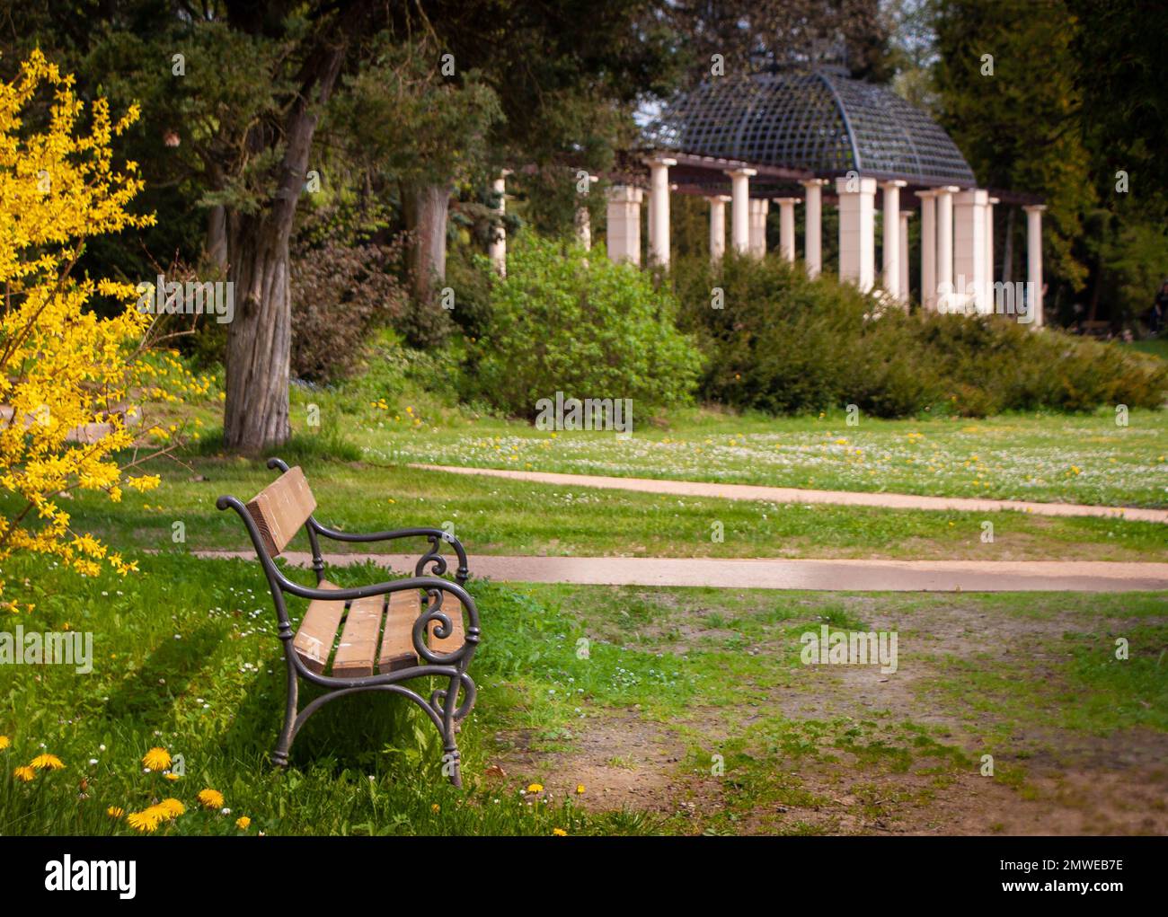 Schlosspark mit Bank und Pavillon Stockfoto