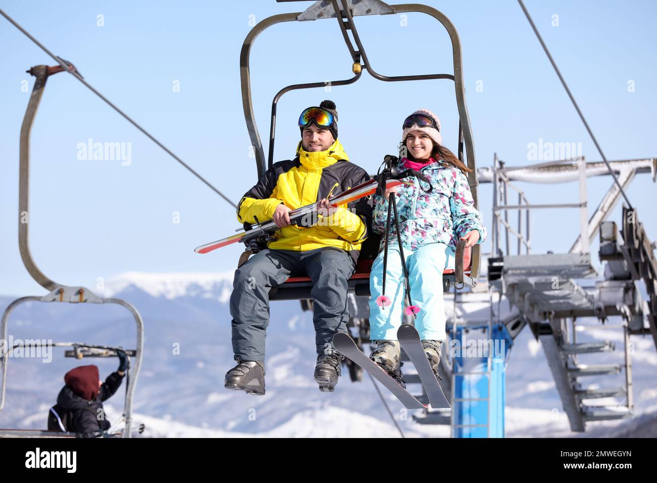 Leute, die den Sessellift im Mountain Ski Resort benutzen. Winterurlaub Stockfoto