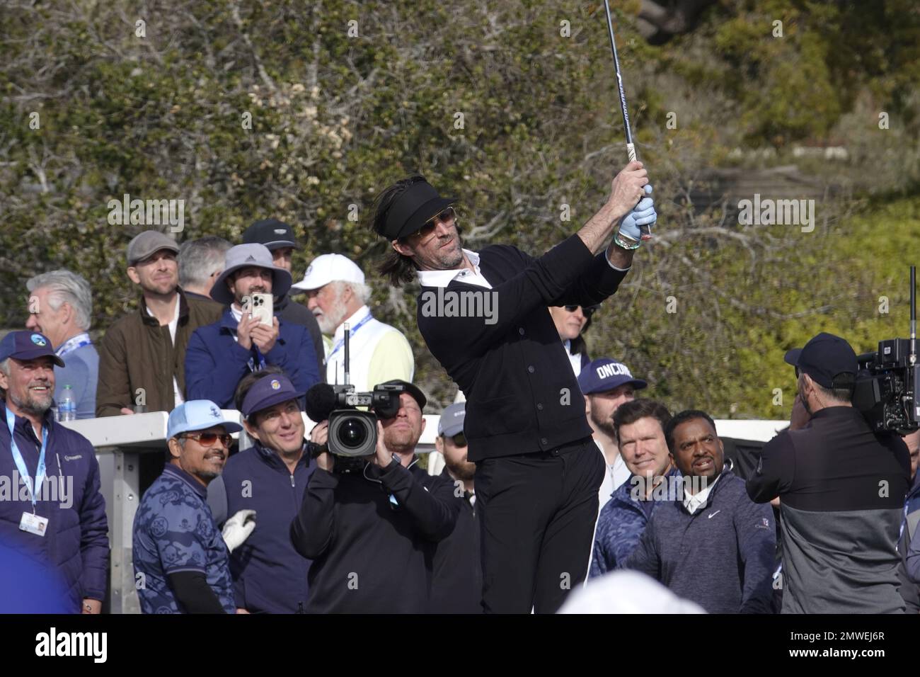 Pebble Beach, Kalifornien, USA. 1. Februar 2023. Jake Owen, Countrysänger, spielt im Rahmen eines Wettbewerbs vor dem AT&T Pro-am., PGA Tour Golf Event 2023, im Cisco Systems Hole einen Versuch, wohltätige Zwecke zu unterstützen. Kredit: Motofoto/Alamy Live News Stockfoto