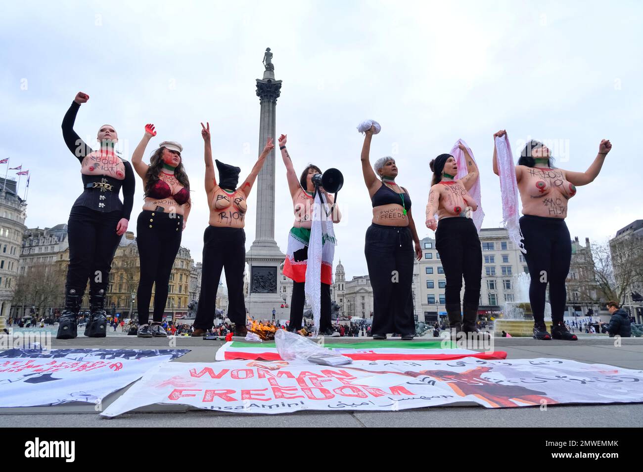 London, Großbritannien. 1. Februar 2023. Eine Gruppe britisch-iranischer Frauen inszenierte im Rahmen des Global Body Riot Day of Action am Trafalgar Square am World Hijab Day einen Oben-ohne-Protest und machte auf obligatorische Hijab-Regeln aufmerksam, die jene in Ländern unterdrücken, in denen die persönliche Wahl aufgehoben wird. Kredit: Elfte Stunde Fotografie/Alamy Live News Stockfoto