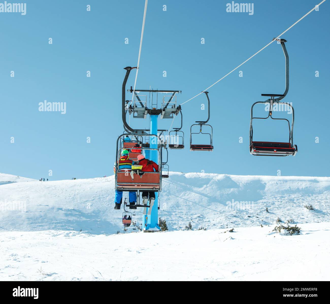 Leute, die den Sessellift im Mountain Ski Resort benutzen. Winterurlaub Stockfoto