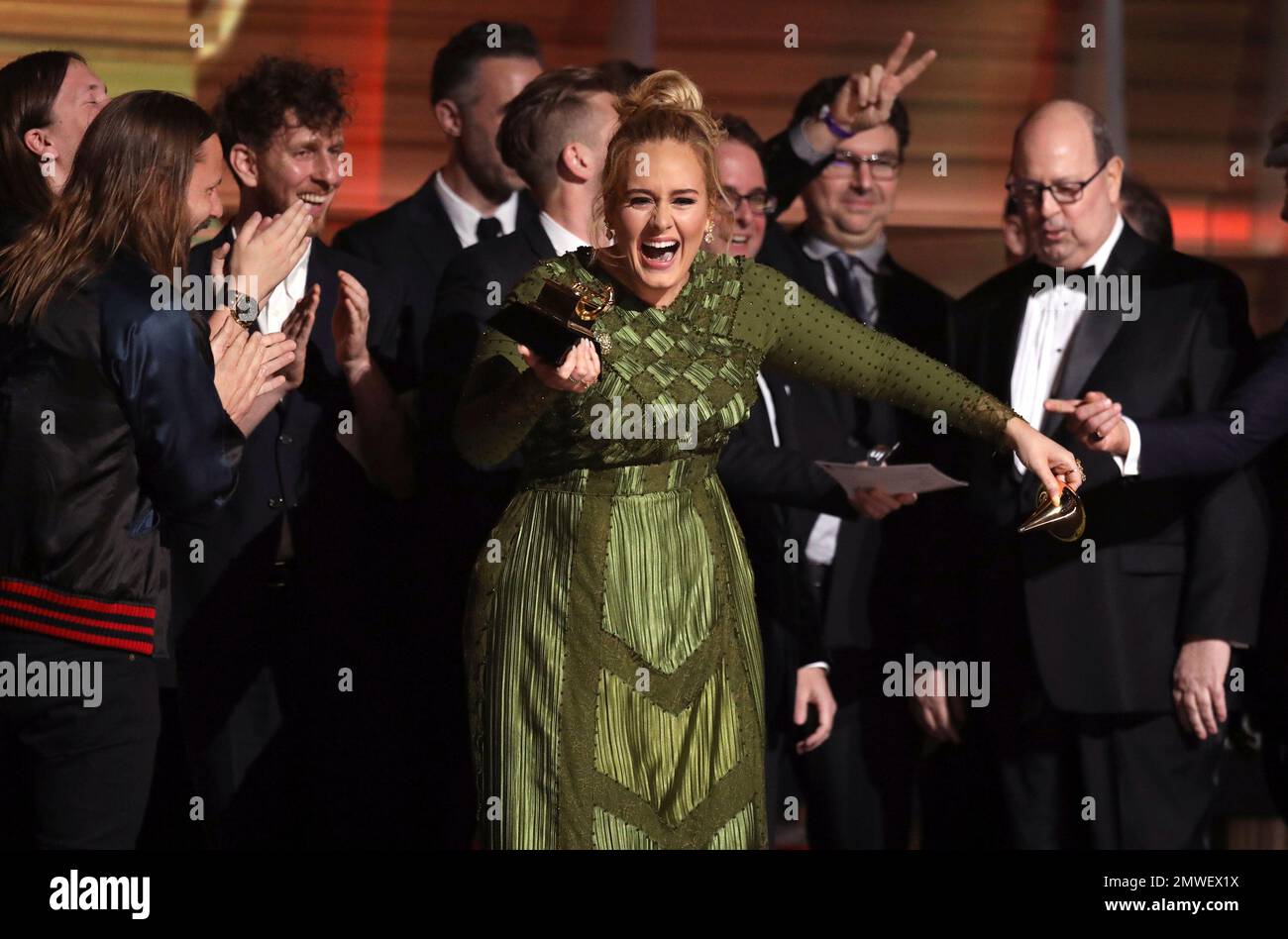 Adele accepts the award for album of the year for "25" at the 59th annual Grammy Awards on Sunday, Feb. 12, 2017, in Los Angeles. (Photo by Matt Sayles/Invision/AP) Stockfoto