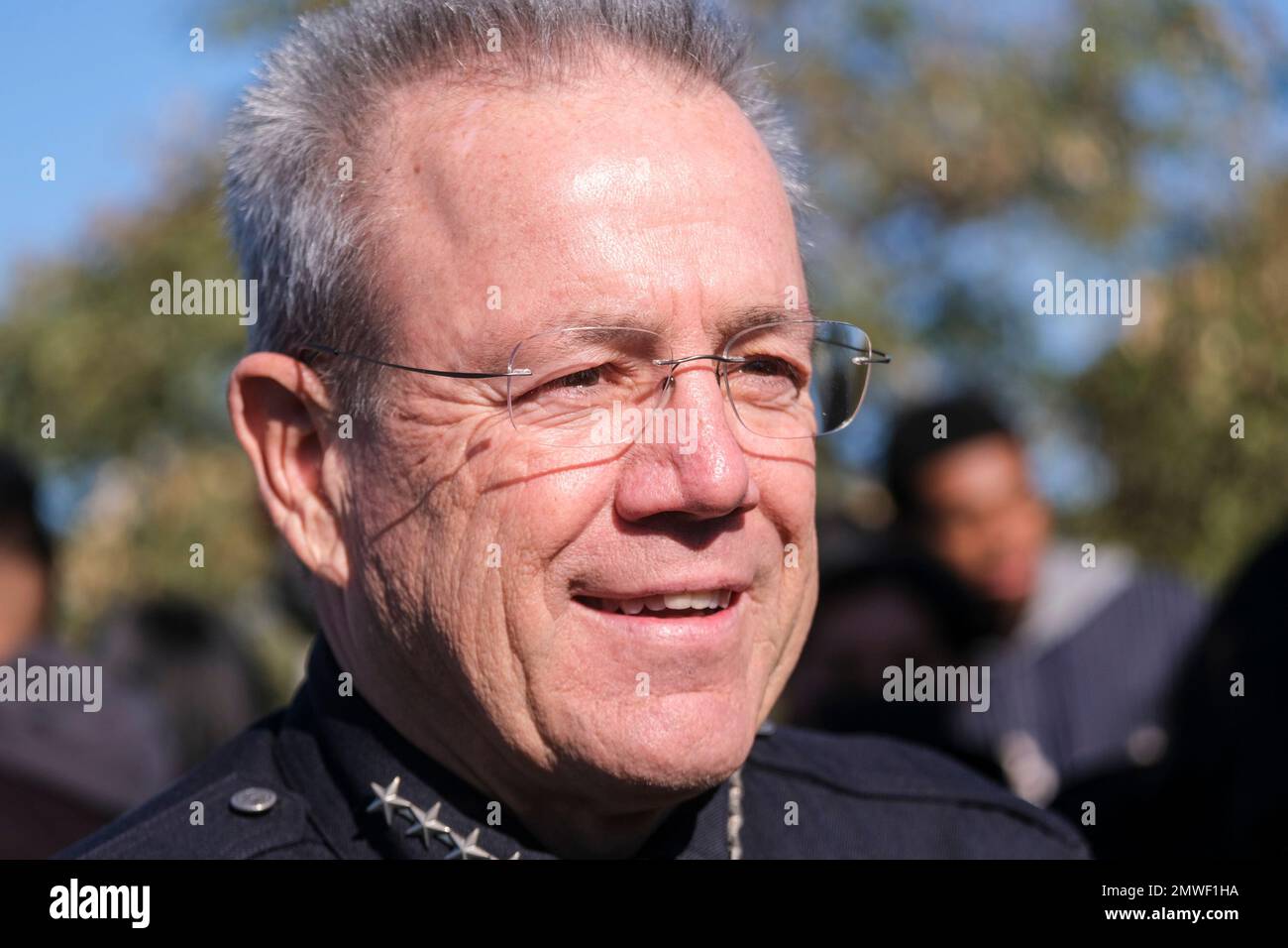 Los Angeles, Usa. 01. Februar 2023. Der Polizeichef von Los Angeles, Michael Moore, spricht während des 3. Good Trouble Walk in Los Angeles. Los Angeles Police Department, Los Angeles School Police, California Highway Patrol, Los Angeles Airport Police Officers, Studenten verschiedener Highschool zusammen mit Lehrern und Eltern nahmen an der dritten jährlichen Good Trouble Walk & Cultural Sensitivity Summit News Conference auf der Sixth Street Bridge Teil. Kredit: SOPA Images Limited/Alamy Live News Stockfoto