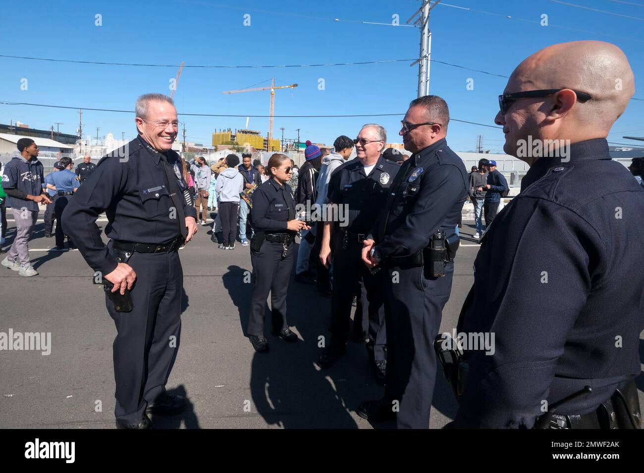 Los Angeles, Usa. 01. Februar 2023. Der Polizeichef von Los Angeles Michael Moore (L) begrüßt die Beamten während des dritten jährlichen Good Trouble Walk in Los Angeles. Los Angeles Police Department, Los Angeles School Police, California Highway Patrol, Los Angeles Airport Police Officers, Studenten verschiedener Highschool zusammen mit Lehrern und Eltern nahmen an der dritten jährlichen Good Trouble Walk & Cultural Sensitivity Summit News Conference auf der Sixth Street Bridge Teil. Kredit: SOPA Images Limited/Alamy Live News Stockfoto