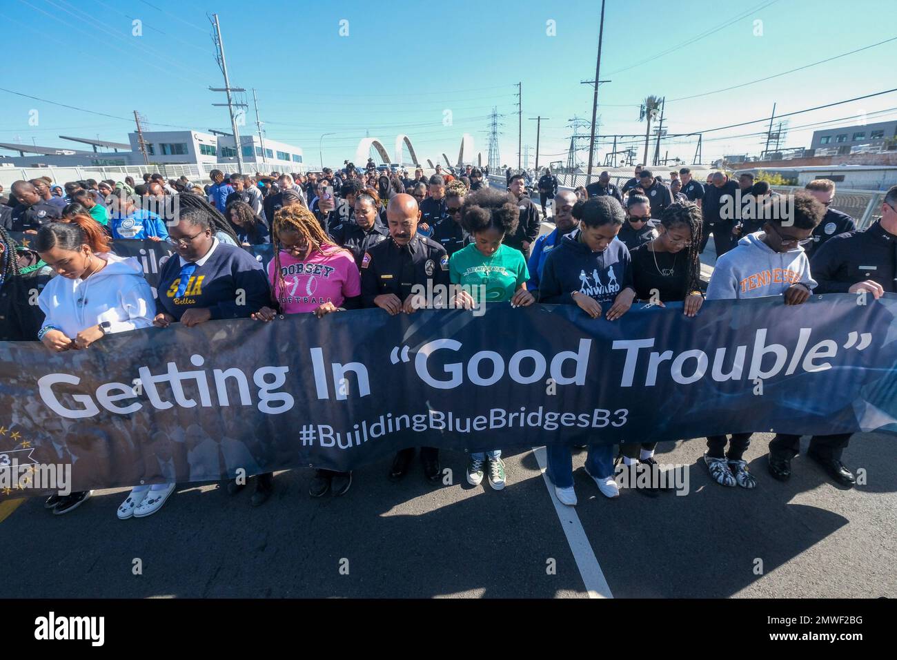 Los Angeles, Usa. 01. Februar 2023. Polizeibeamte und Schüler verschiedener Highschool, zusammen mit Lehrern und Eltern, nehmen während des dritten jährlichen Good Trouble Walk in Los Angeles eine Schweigeminute ein. Los Angeles Police Department, Los Angeles School Police, California Highway Patrol, Los Angeles Airport Police Officers, Studenten verschiedener Highschool zusammen mit Lehrern und Eltern nahmen an der dritten jährlichen Good Trouble Walk & Cultural Sensitivity Summit News Conference auf der Sixth Street Bridge Teil. Kredit: SOPA Images Limited/Alamy Live News Stockfoto