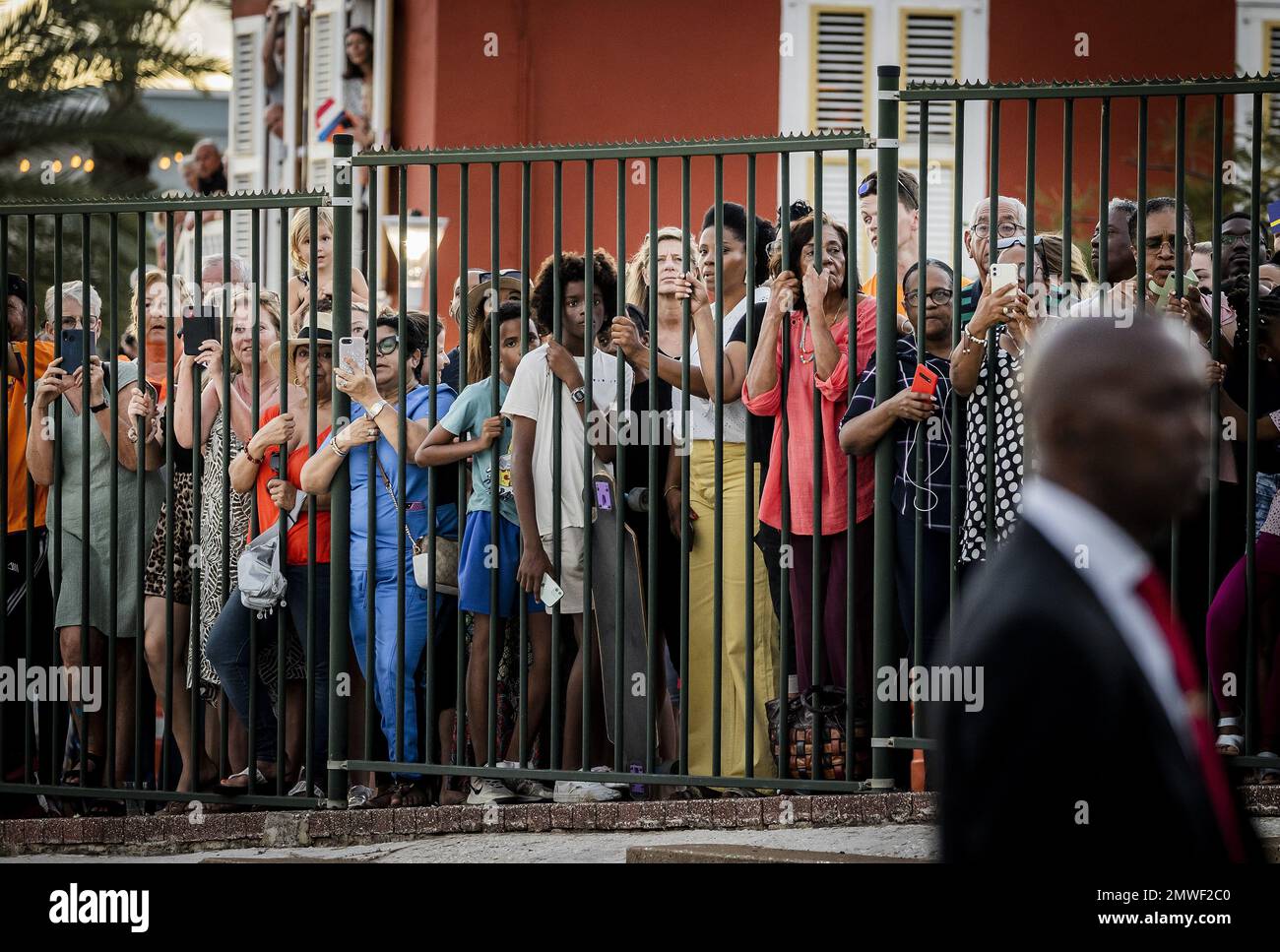 CURACAO - Zuschauer sehen die Begrüßungszeremonie für das königliche Paar und Prinzessin Amalia bei der Ankunft in Curacao. Das königliche Paar und Prinzessin Amalia verließen Aruba auf einem Marineschiff nach Curacao. Die Prinzessin hat eine zweiwöchige Einführung in die Länder Aruba, Curacao und St. Maarten und die Inseln, die die karibischen Niederlande bilden: Bonaire, St. Eustatius und Saba. ANP REMKO DE WAAL niederlande raus - belgien raus Stockfoto