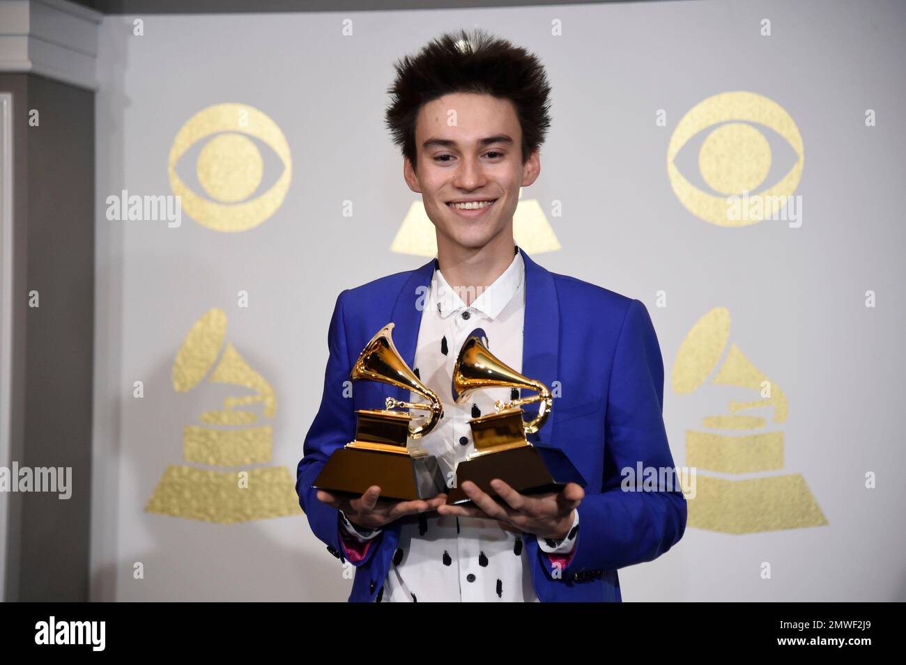 Jacob Collier poses in the press room with the awards for best arrangement instrument and vocals for "Flintstones" and best arrangement instrumental or a cappella for "You and I" at the 59th annual Grammy Awards at the Staples Center on Sunday, Feb. 12, 2017, in Los Angeles. (Photo by Chris Pizzello/Invision/AP) Stockfoto