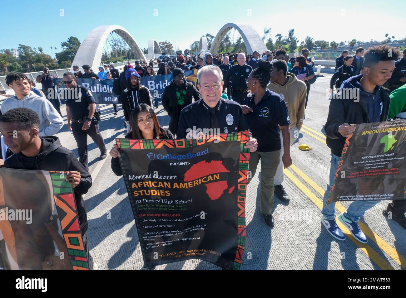 Michael Moore, Polizeichef von Los Angeles, ist mit Offizieren und Schülern verschiedener Highschool zusammen mit Lehrern und Eltern während des dritten jährlichen Good Trouble Walk in Los Angeles unterwegs. Los Angeles Police Department, Los Angeles School Police, California Highway Patrol, Los Angeles Airport Police Officers, Studenten verschiedener Highschool zusammen mit Lehrern und Eltern nahmen an der dritten jährlichen Good Trouble Walk & Cultural Sensitivity Summit News Conference auf der Sixth Street Bridge Teil. (Foto: Ringo Chiu/SOPA Images/Sipa USA) Stockfoto
