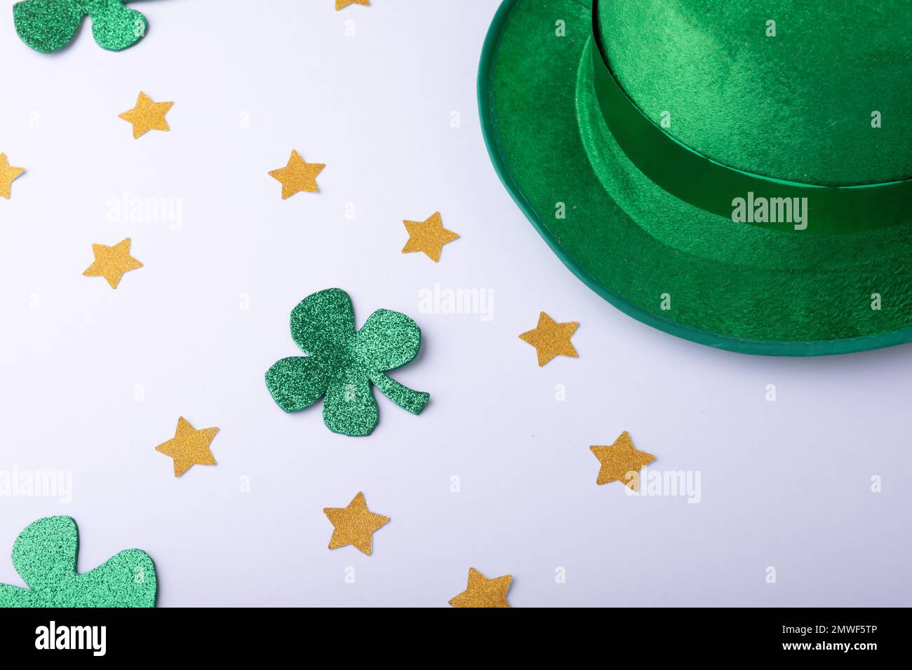 Grüner Hut, goldene Sterne und Shamrocks mit Kopierbereich auf weißem Hintergrund Stockfoto