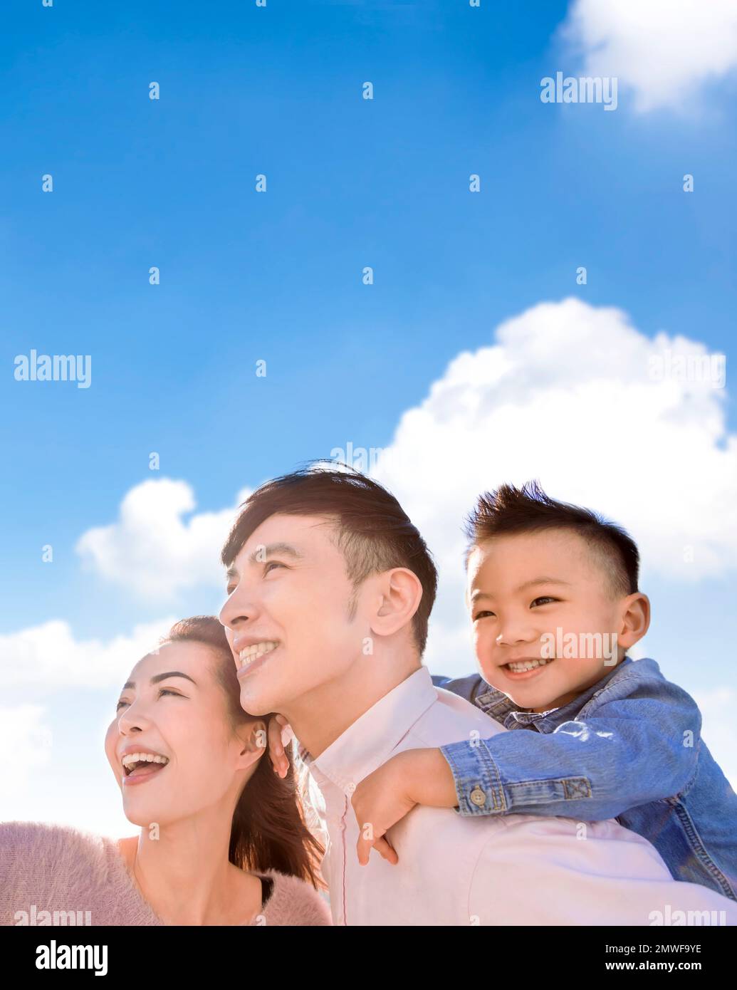 Glückliche asiatische Familie, die steht und sich auf die Zukunft freut Stockfoto