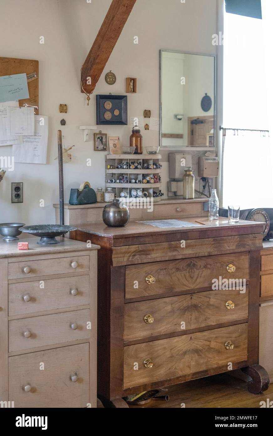 Norman Rockwells Interieur im Stockbridge Studio, wie es 1960 erschien, zusammen mit seinen Werkzeugen, Farben, Pinseln und künstlerischen Inspirationen. Stockfoto