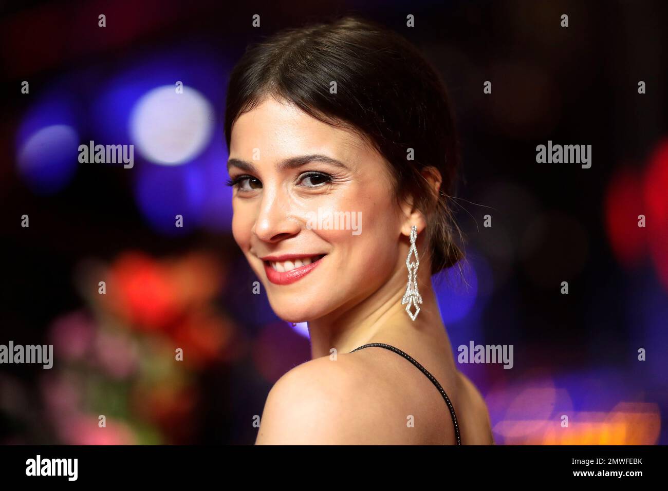 German actress Aylin Tezel arrives on the red carpet for the opening film 'Django' at the 2017 Berlinale Film Festival in Berlin, Germany, Thursday, Feb. 9, 2017. (AP Photo/Markus Schreiber) Stockfoto