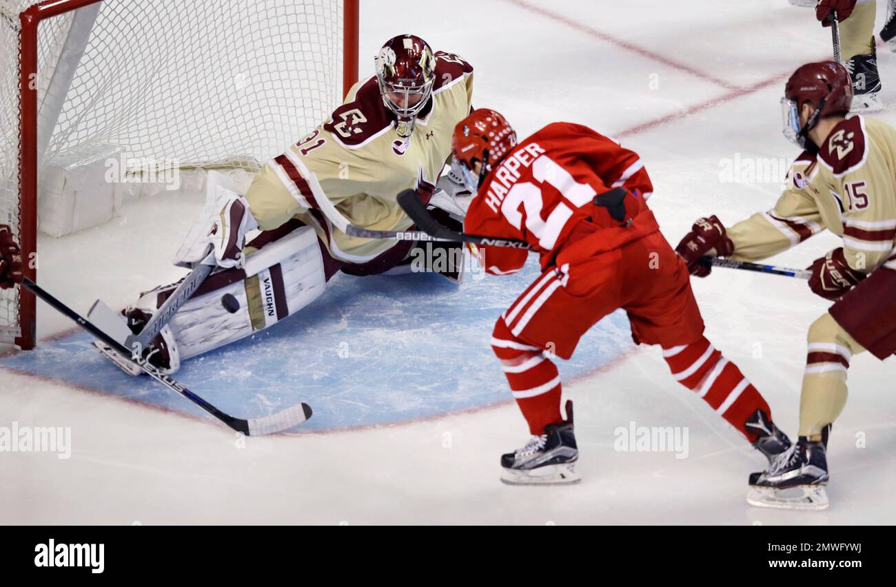 Boston College goalie Joseph Woll makes a save on a shot by Boston University forward Patrick Harper during the first period of a Beanpot hockey tournament game in Boston, Monday, Feb. 6, 2017. (AP Photo/Charles Krupa) Stockfoto