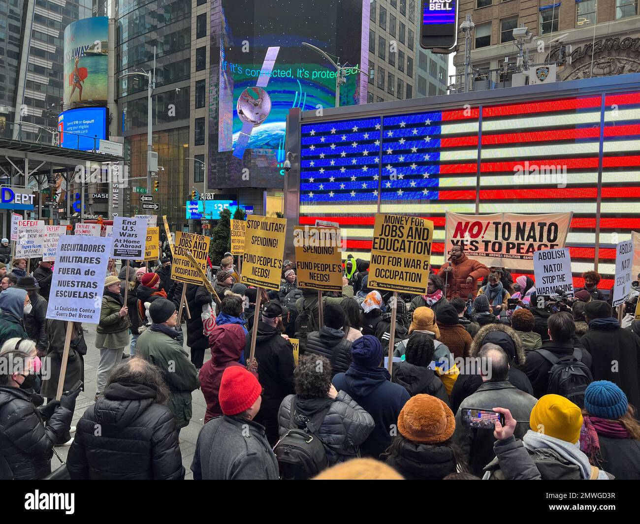 Friedensaktivisten und Antimilitaristen, die Verhandlungen in der Ukraine suchen, anstatt dass die NATO die Kundgebung des Krieges am Times Square durch das militärische Rekrutierungszentrum in New York während des Martin Luther King Day Wochenendes eszelliert. Stockfoto